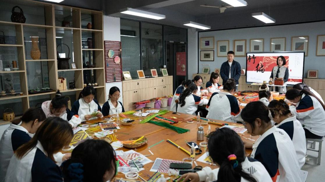 为非遗“添彩”，为青春“赋能”：江苏建院的文化育人新实践